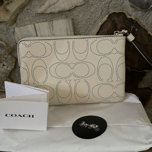 NEW COACH Corner Zip Wristlet - Picture 3 of 4